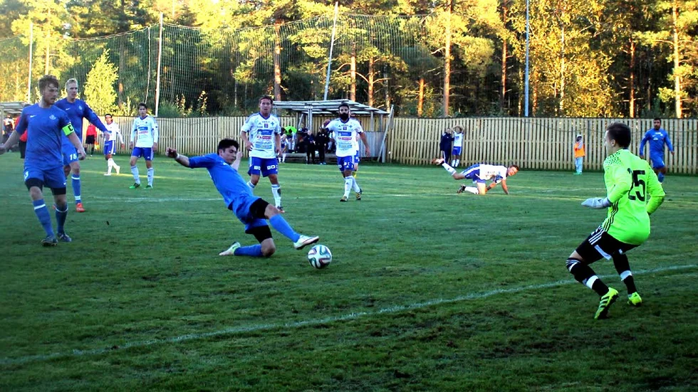 NÄRA NÄRA. Anton Lomakka i Luleå SK får tåspetsen på bollen men den smiter utanför till IFK-målvakten Gustav Stålnackes lättnad.