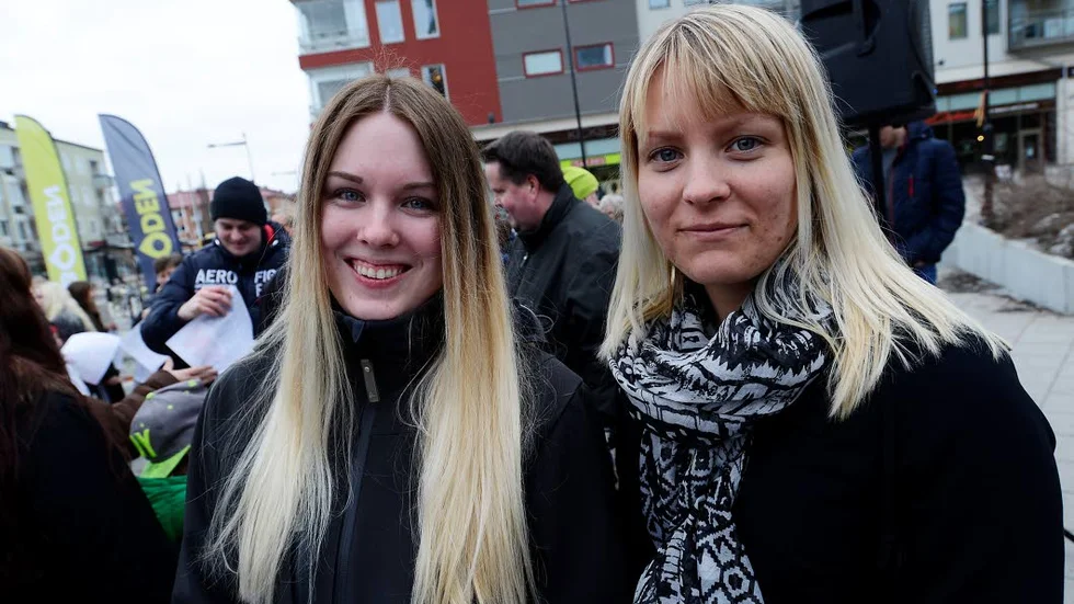 Firare. Jessica Wikman och Emelie Degerman fanns på plats för att fira laget. ”Det är toppen att de avancerat 
så snabbt”, säger Jessica Wikman.