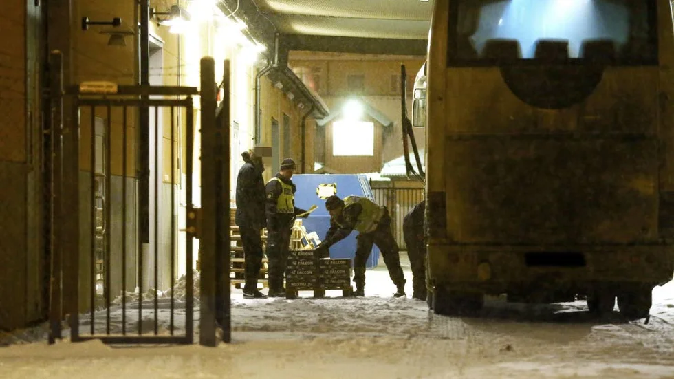 Två år har gått. I januari 2014 publicerade Corren de första reportagen om den organiserade smugglingen på bussar. Bilden är tagen vid ett tillslag då polisen tömde en av bussarna på all last.