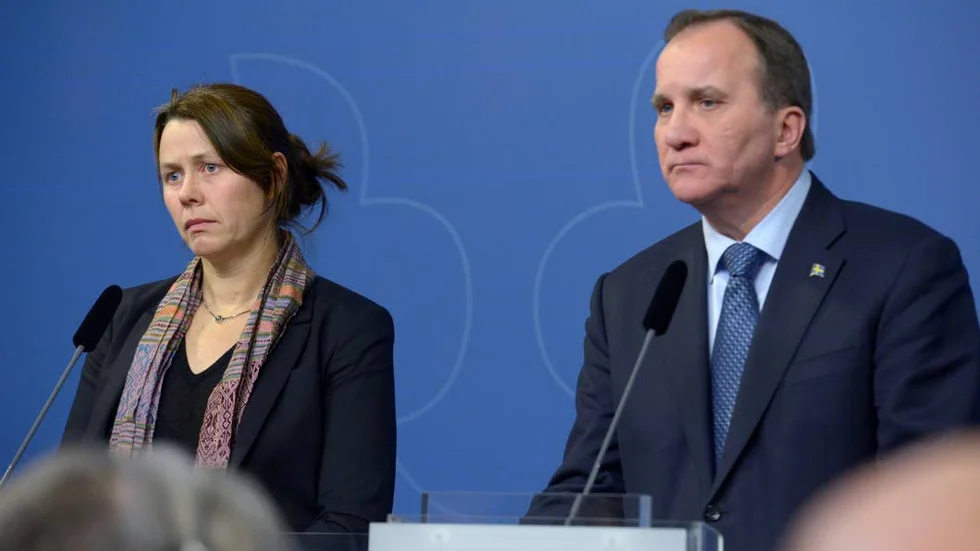 Ihopbitna politiker. Stefan Löfven och Åsa Romson på tisdagens pressträff i Rosenbad om den skärpta flyktingpolitiken.