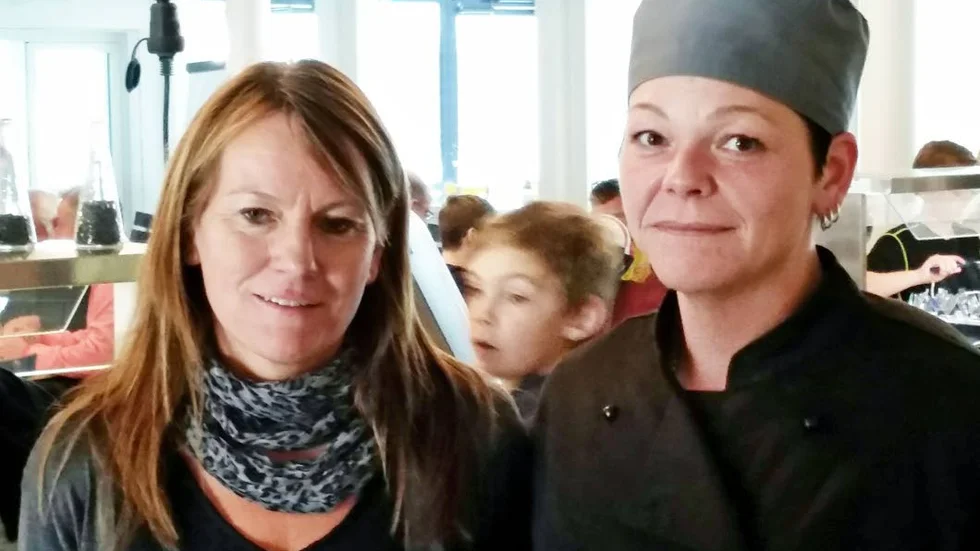 Stolta och nöjda. Kommunens kostchef Anki Bexell och Therese Schmidt i köket konstaterar att arbetsrotation är guld värt.