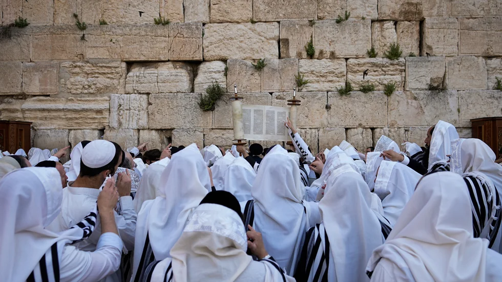 Judiska män ber under den judiska påsken pesach framför Västra muren, en del av Tempelbergets stödmur, på söndagen.