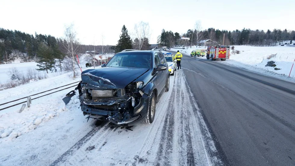 Mannen och kvinnan som färdades i bilen klarade sig utan fysiska skador.