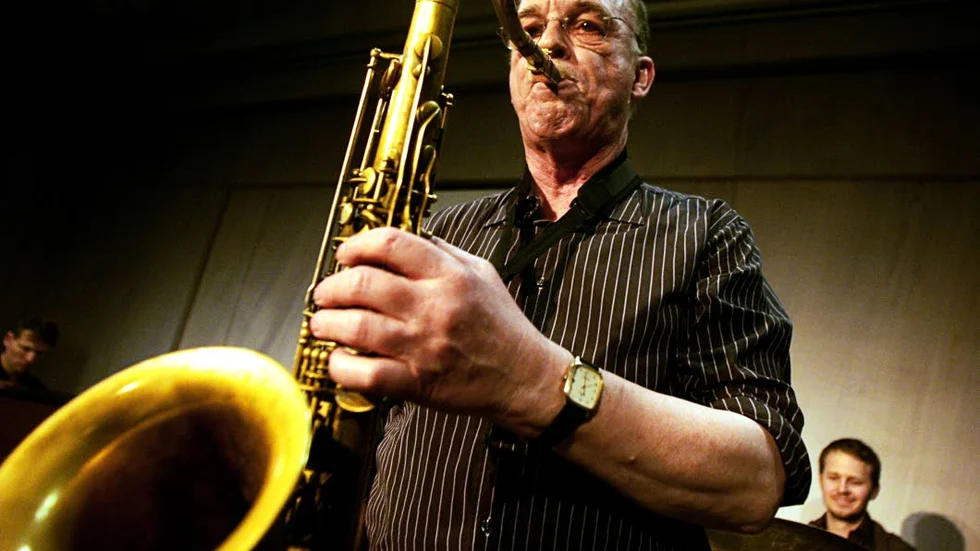 Bernt Rosengren – en mycket rutinerad musiker, men har han verkligen roligt på scenen?BILD: Ola Axman