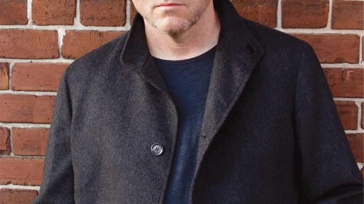 Dennis Lehane är född 1965, uppvuxen i  Boston. Startade sin författarkariär efter att ha jobbat som socialarbetare, lärare och chaufför.