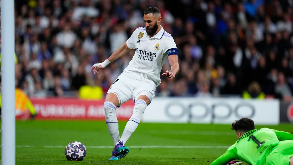Karim Benzema gör 1–0 för Real Madrid.