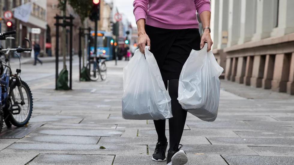Regeringen slopar den omtalade skatten på plastpåsar vid nästa årsskifte. Arkivbild