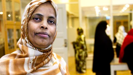 Amina Fara frÃ¥n Somalia arbetar som lÃ¤rarassistent pÃ¥ SFI i LinkÃ¶ping.
Foto Pia Molin