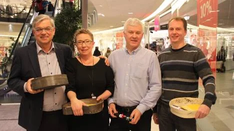 Belönade företag. Kent och hans fru Brittas företag Treehotell som vann Stora Turistpriset tidigare i år i mitten liksom företagaren Staffan Preutz till vänster och ljusdesignern Jan Forsmark till höger.. Forsmark ska hjälpa Treehotel att ljussätta den populära Viktoriastigen som leder från pensionatet upp till trädkojarna.