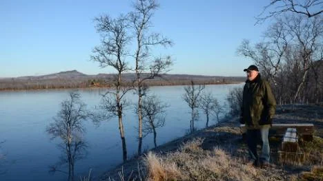 Jan Ludvigsson ser ut över sjön Rakkurijärvi som måste tömmas om Kiruna Iron startar gruvbrytning i området. "Det är bra fiskevatten, det finns gott om sik och någon laxöring", säger han.FOTO: Maria Unga