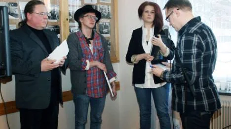 Jimmy Thunlind, Anton Asplund och Ann-Kristin Nilsson ställde upp och tävlade i Poetry slam som arrangerades för första gången i Kiruna. Här delar Erik Wikström ut priser till deltagarna.