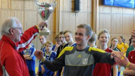 Filip Nurmela gjorde en Zlatan och snodde åt sig pokalen före lagkaptenen Mika Rönkkö.
