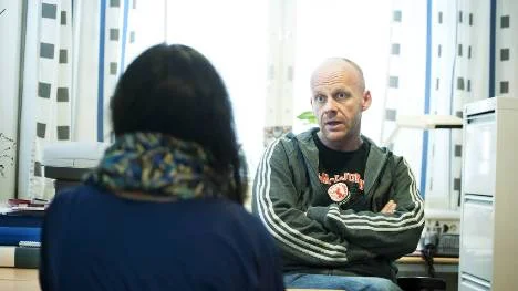 Gymnasieelever står i kö för att komma till skolpsykologen. "Elevhälsan har förstärkts sedan jag började här, det är för att svara upp på ett behov. Men vi skulle kunna göra mycket mer än vad vi gör",                   säger skolpsykologen Peter Wrede.
