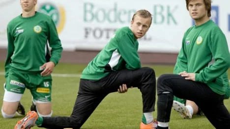 BBK-talangen Philip Olofsson (i mitten) jagas av flera svenska klubbar och holländska Heerenveen.FOTO: Göran Ström