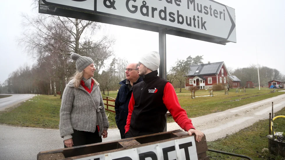 Anna och Peter Brennwald, här med sonen Martin, orkar inte driva verksamheten vidare och säljer både hem och företag.