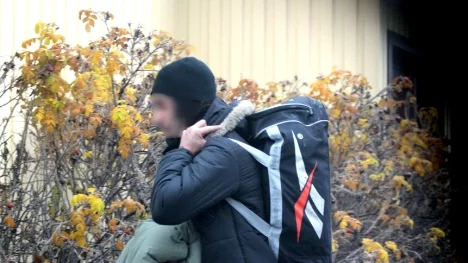 Den 29-årige mannen från Stockholmstrakten traskar omkring på Bodens gator med ett kilo cannabis i ryggsäcken. Målet är en lägenhet där köparen väntar.