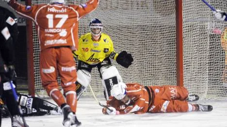 Målvakten Björn Hellman och Micha Zalataev (t.h.) var få ljuspunkter i Kalix.