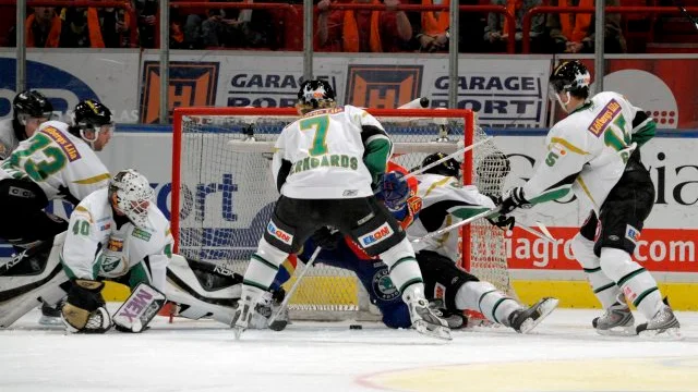 STOCKHOLM 20080122
Nära att Djurgården gör mål i måndagskvällens elitseriematch i ishockey mellan Djurgårdens IF och Färjestads BK i Globen Arena i Stockholm.
Foto: Janerik Henriksson / SCANPIX / Kod 10010