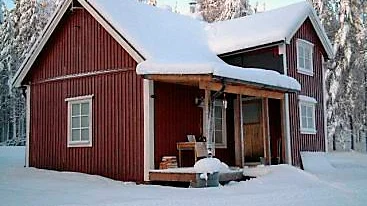 Toni Alldéns stuga i Mäntyvaara går nu under klubban när Kronofogden försöker realisera tillgångar för skadeståndet till Carolin Stenvalls familj. FOTO: Kronofogden FOTO: Kronofogden