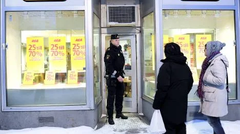 Polisman Linus Örnberg tvingades avvisa kunder på grund av rånet mot Guldfynd på Storgatan i Luleå.Foto: BENGT-ÅKE PERSSON