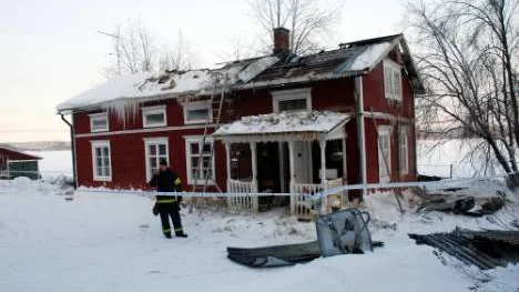 Under lördagsförmiddagen så pyrde det fortfarande lite grand vid skorsten efter nattens husbrand i Unbyn utanför Boden. Räddningstjänsten hade bevakning på brandplatsen fram till lunchtid.