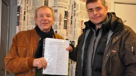 Anders Dahlström och Mikael Burck, vice respektive ordinarie ordförande i hundklubben Dundret, gläds åt de 1 232 namn de samlat in för ett öppnande av vägbommen ovan Ritsem. FOTO: Maria Ödalen