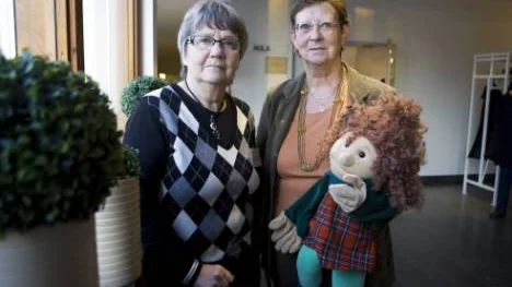 Carin Johansson från Rädda Barnen distrikt Norrbotten och Eva Engman från Kvinnojouren Norrbotten tillsammans med Sally. Barn som utsätts för våld och får hjälp hos Kvinnojouren Iris barnverksamhet kan berätta för dockan vad som hänt.