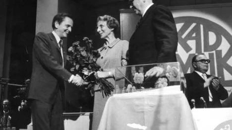 NSD:s Peter Swedenmark var med på den socialdemokratiska partikongressen 1969  när Olof Palme valdes till ordförande. I bakgrunden skymtar kongressparollen "Ökad jämlikhet". T h Aina och Tage Erlander.