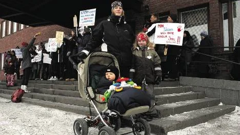 Dags att plocka fram plakaten igen för Tina-Maria Lindmark och de andra från Svappavaara som demonstrerade förra våren. Nedläggningshotet hänger kvar, enligt skolchefen Peter Nordmark.FOTO: Alexander Linder