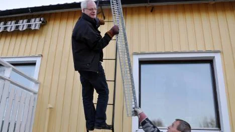 Nästa att fixa är rasskyddet som ska upp. "Jag är inte höjdrädd", säger K-L Wass, men det är Leif Fredriksson. FOTO: K-L Sundqvist