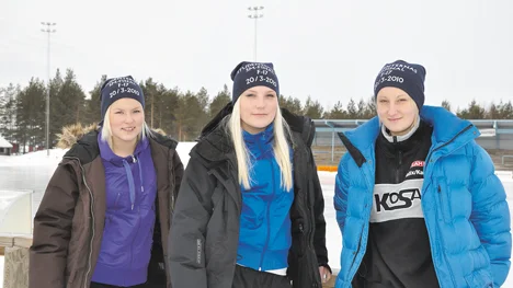 Här är tre spelare i Kalix/Karlsborg: Lina Bergeskans Tano, Ida Stenman och Amanda Bjöörn Norén. Bilden togs innan de reste ner till Uppsala för att vinna SM-guld.