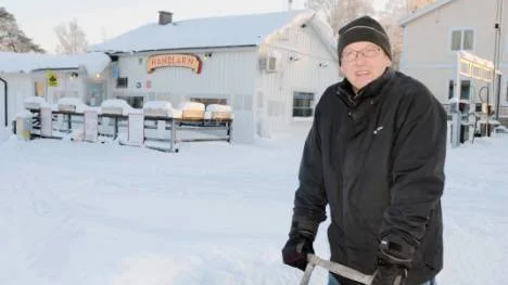 Sten-Inge Videhult kallade till ett möte och där bestämdes det att Seskaröborna själva köper och driver Seskarö bensin och service. foto:Linda Danhall