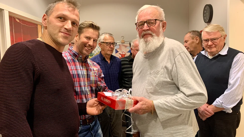 Ferid Letiz och Mikael Dahlberg från Piteå Mo Bros överräckte 4000 kronor som de samlat in under november till Lennart Roslin, den lokala Prostatacancerföreningen.