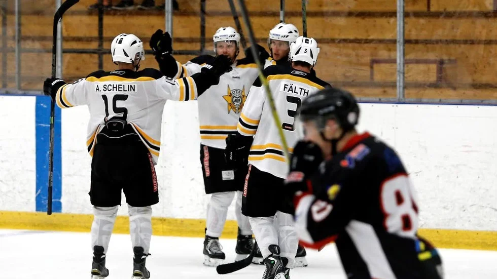 Jubel i Maif efter att Marcus Schelin skickat in kvitteringen med två sekunder kvar av matchen.