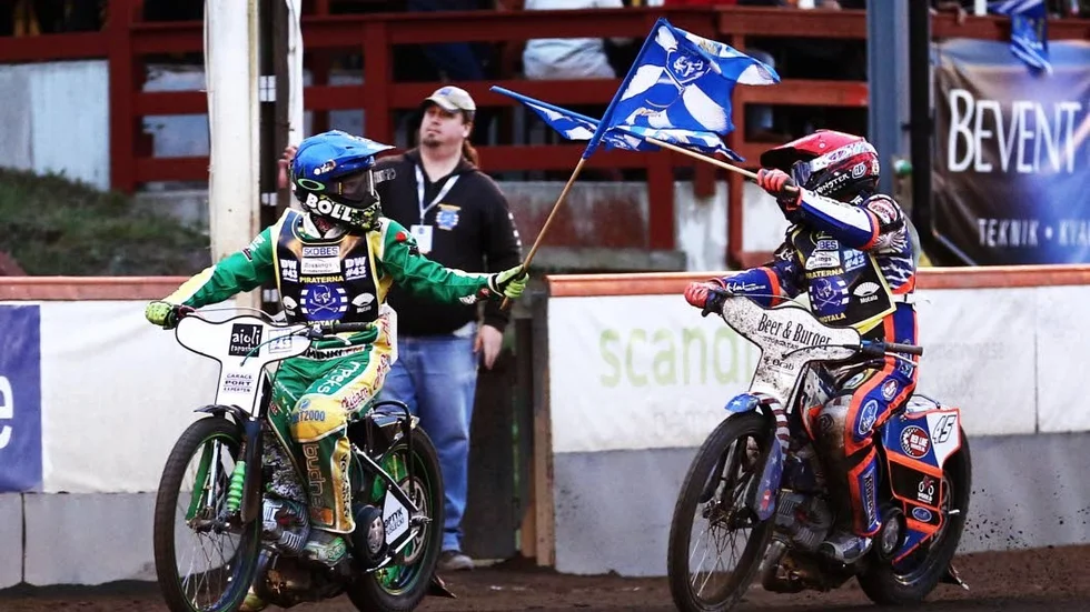 Jubel. Patryk Dudek blev Piraternas stora hjälte i den första semifinalen mot Indianerna. Här firar han en femetta ihop med Greg hancock.