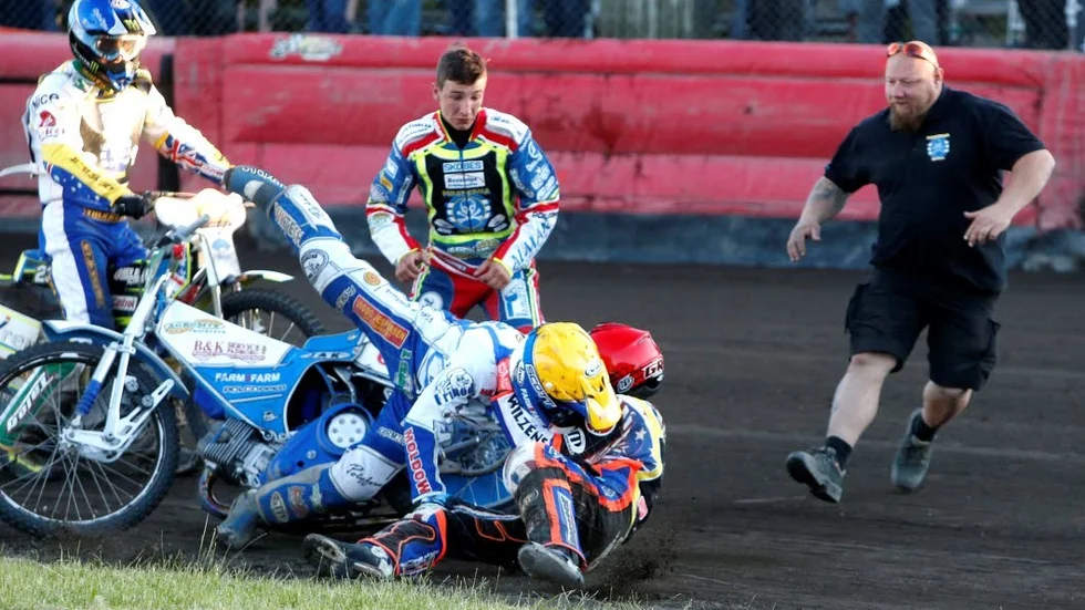 Instinkt. Greg Hancock har fått nog av Nicki Pedersens uppförande på speedwaybanorna.