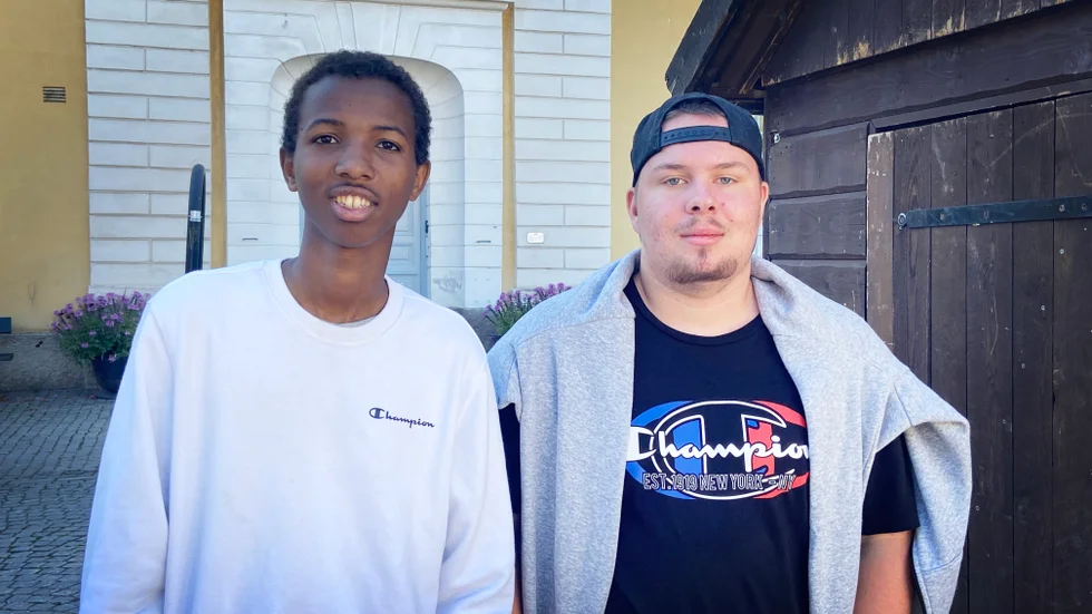 Kompisarna och förstagångsväljarna Faisal Ali och Simon Davidila kände igen många av lokalpolitikerna som de fick se på bild. "Men svårt att komma ihåg namnen", säger de.
