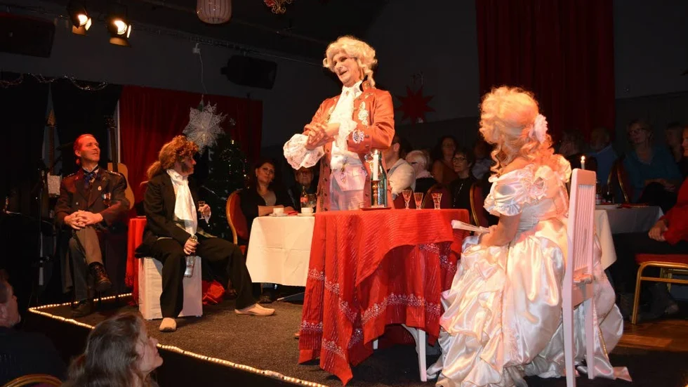 Magnus Karlberg har en fantastisk röst. Kjell Silverwitt, Eva Granlund och Maria Dillon lyssnar beundrande.