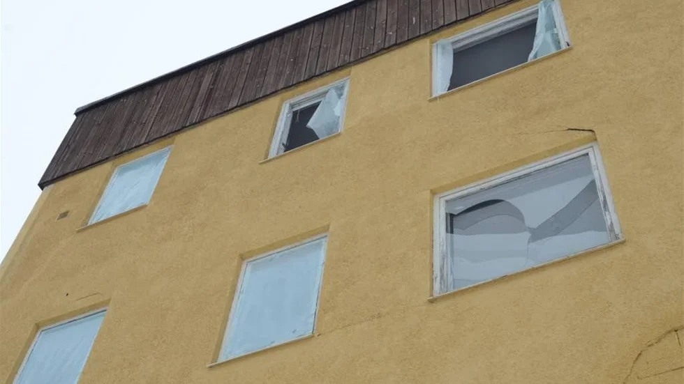 Husen på Svensbackevägen i Överum förfaller alltmer i väntan på rivning.