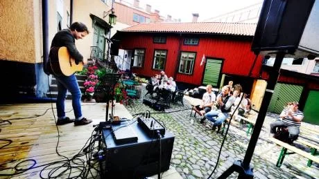 Johan Lundahl spelade musik av bland andra Damien Rice när han stod på Wimmerströmska scenen på lördagen.Foto: Ellen Nielsen Kindstrand