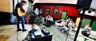 Sommartoner från innergården