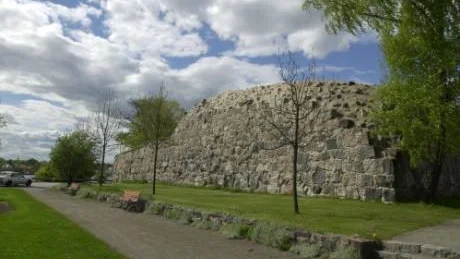 Slottsruinens höjd - efter branden 1677 - sätter stopp för nya högre byggnader i Västervik. Västerviks siluett ska för alltid vara densamma, anser länsarkitekten. Arkivbild: Magnus Glans