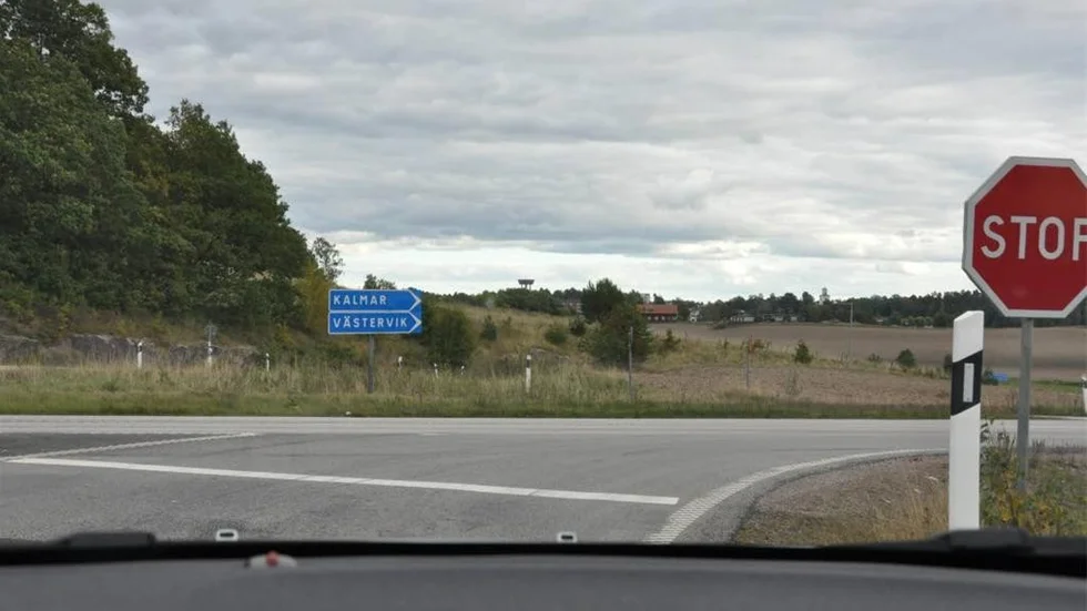 Heldragen linje och stoppskylt. Då stannar de flesta, men långt ifrån alla.