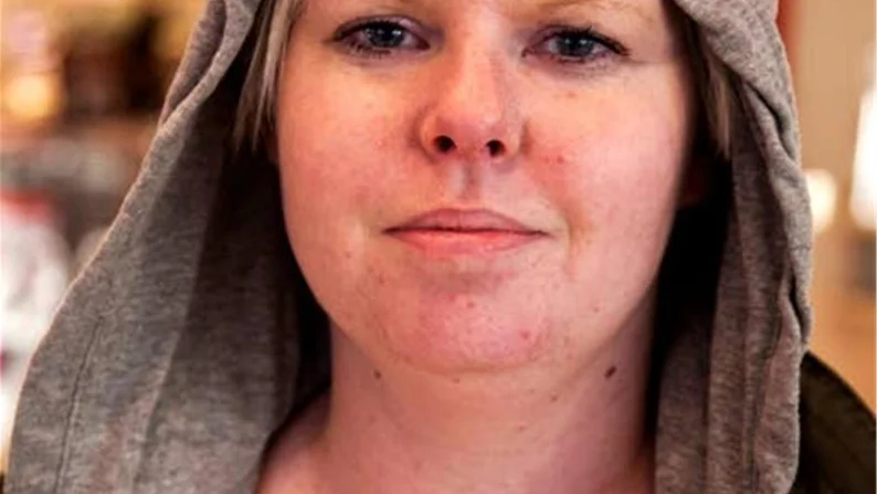 Lina Baldenäs drabbades av hudcancer för tre år sedan och är fortfarande sjuk. Nu driver hon kampanjen för att sälja svarta bandet, som ska ge ekonomisk hjälp till dem som drabbats av melanom och andra cancerformer.