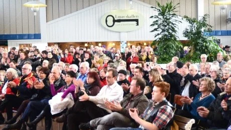 Det var väldigt mycket folk som tog tillfället i akt att se Tommy Cash i Gamleby centrum. Han bjöd på två långa framträdanden - för publiken var det  helt gratis. Foto: Hans Brandin