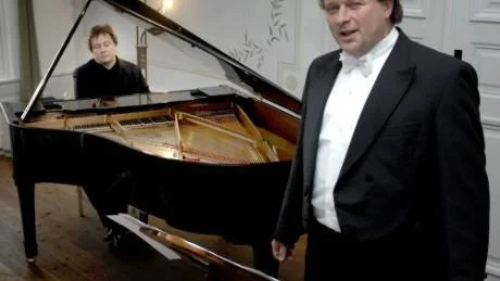 Annorlunda. Två Stockholmsartister kom till Gränsö slott på söndagen. Det var pianisten Jurie Lucachewitj och tenoren Mark Petersen. Konserten de bjöd på var långt ifrån någon standardhistoria.Foto: Anders Liljegren
