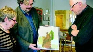 Faller i smaken. Siv-Britt Sjöberg, Ola Berg och Christer Gometz i Tjustbygdens Konstförenings styrelse är väldigt nöjda med Anders Gyllerfelts konst till Vårsalong 2007 i Gamleby. Foto: MARGARETA LJUNGBLAD