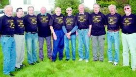 Tipstolvan. Från vänster: Stellan Hultgren, Evert Kalmerfjord, Jan Svensson, Lennart Johansson, Sune Stark, Harry Knutsson, Per-Olof Gustafsson, Jan Malm, Åke Österberg och Karl-Göran Karlsson. På bilden saknas alltså ungtupparna Sam Nilsson och Sören Johansson. Någon måste ju jobba.Foto: Ingemar Petersson
