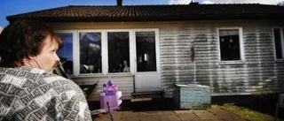 Sexbarnsfamilj i mögelhus