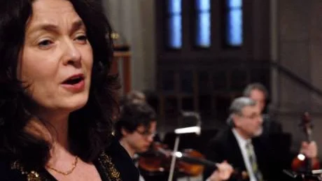 Lördagsmusikens styva orkester i Sankt Petri kyrka hade Bo Ingelberg plockat ihop från när och fjärran. Och trots kort repetitionstid lyckats samla till en samspelt, välklingande grupp.  I förgrunden ses Karin Frölén. Foto: Karin Hertz